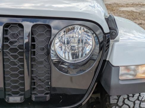 Used 2022 Jeep Gladiator Willys image 9