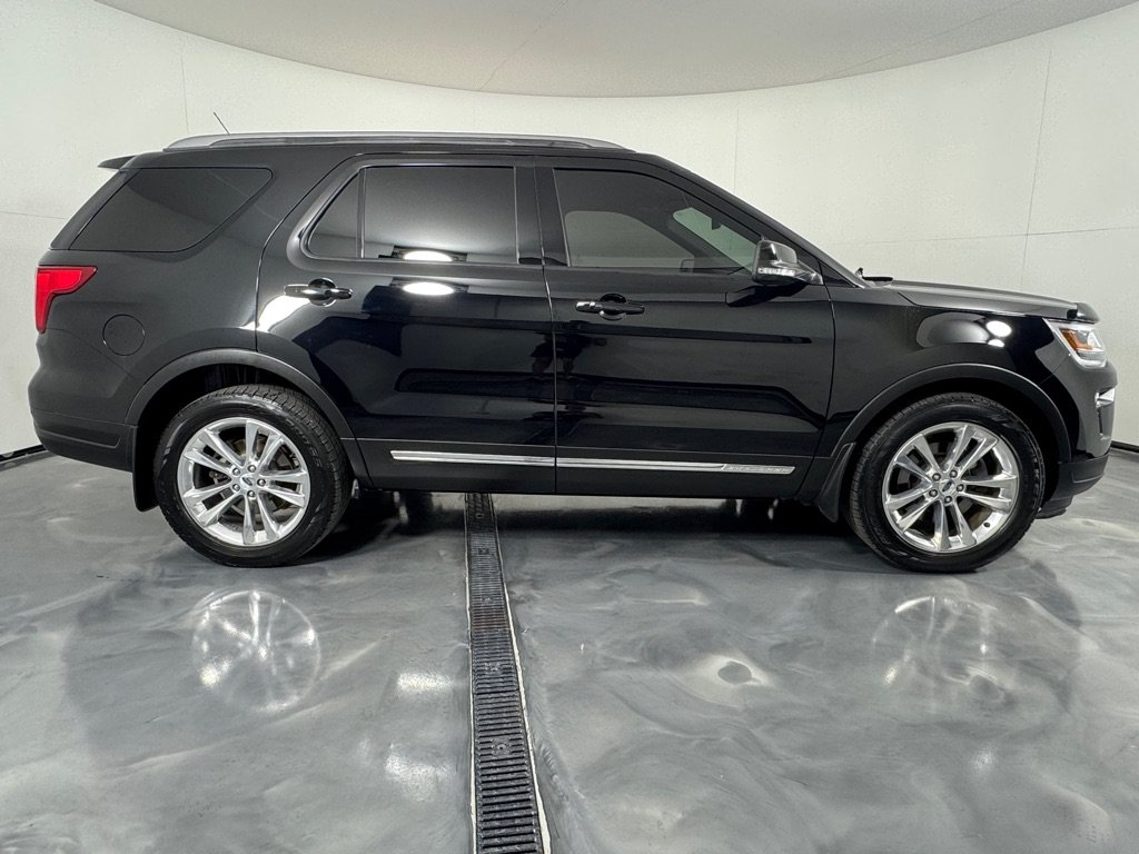Used 2018 Ford Explorer XLT w/ Equipment Group 202A AWD/4WD image 4