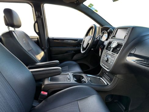 Used 2015 Chrysler Town & Country S w/ Driver Convenience Group image 14