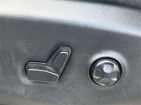 Used 2023 Chrysler Pacifica Touring-L image 14