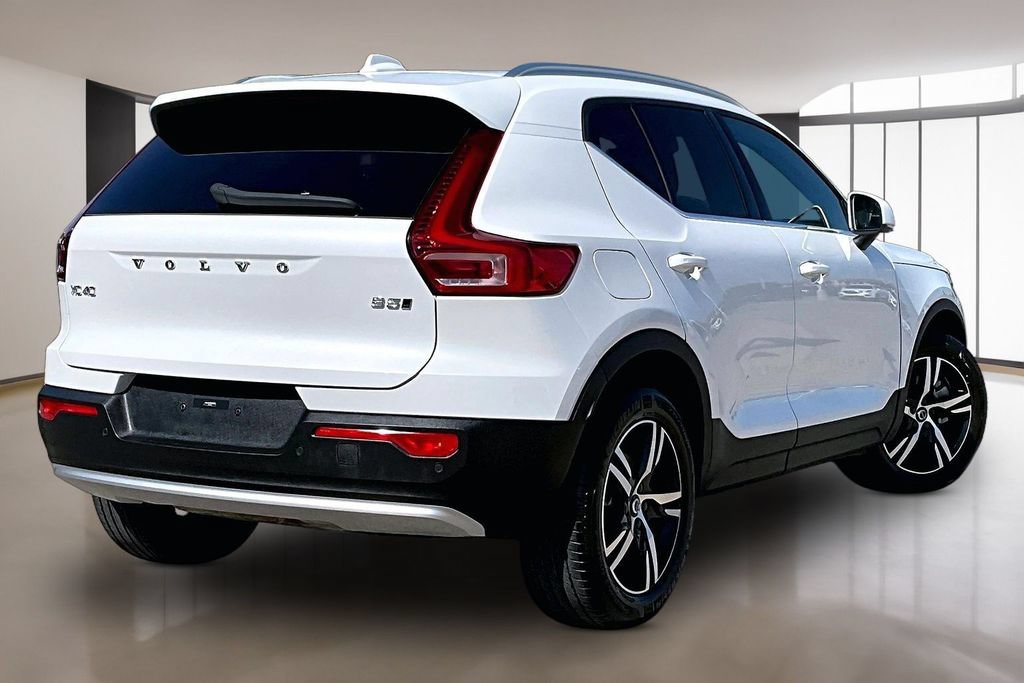 Used 2025 Volvo XC40 B5 Core AWD/4WD image 2