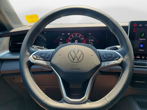 Certified 2025 Volkswagen Tiguan SE image 12