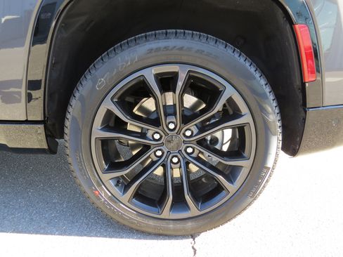 New 2026 Jeep Grand Wagoneer Summit image 12