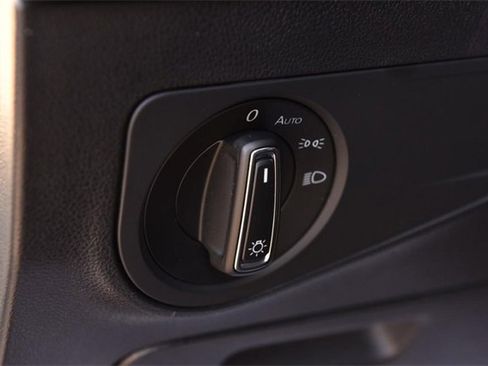 Certified 2023 Volkswagen Tiguan SE image 10