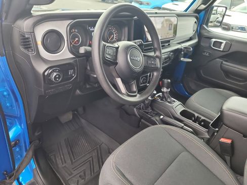 Certified 2025 Jeep Gladiator Sport AWD/4WD image 17