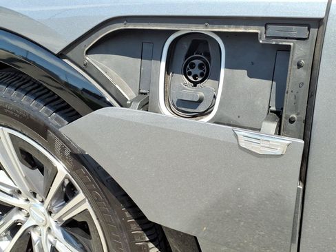 Certified 2024 Cadillac Lyriq Luxury w/ LPO, Floor Liner Package AWD/4WD image 9
