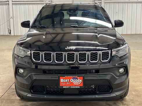 Used 2025 Jeep Compass Latitude AWD/4WD image 2
