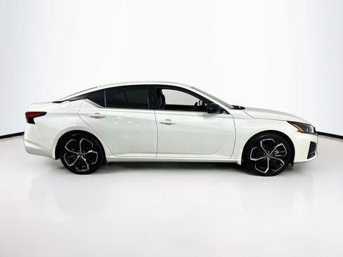 Used 2024 Nissan Altima 2.5 SR w/ SR Premium Package FWD image 4