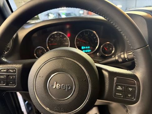 Used 2018 Jeep Wrangler Unlimited Rubicon w/ Cold Weather Group AWD/4WD image 19