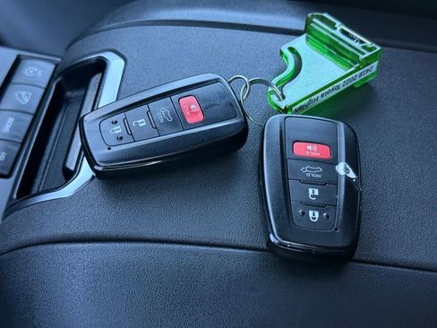 Used 2022 Toyota Highlander XLE image 36