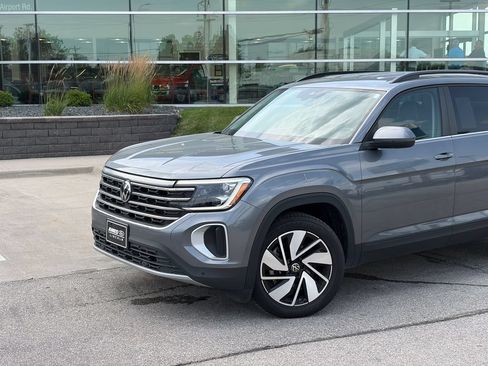 Used 2025 Volkswagen Atlas SE AWD/4WD image 2