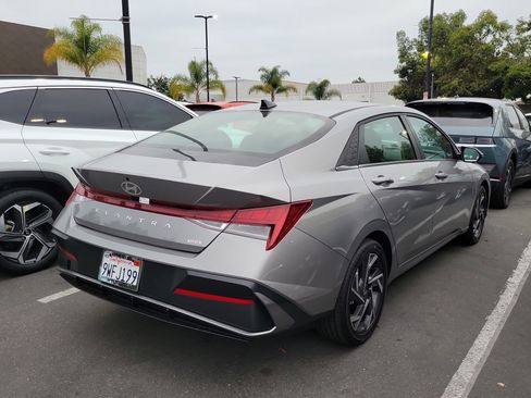Used 2025 Hyundai Elantra Limited FWD image 4