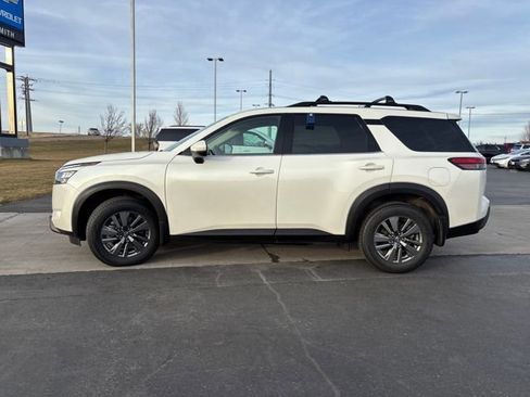 Used 2024 Nissan Pathfinder SV w/ SV Premium Package image 6