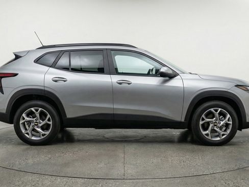 Used 2025 Chevrolet Trax LT image 11