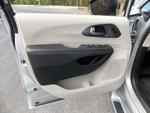 Used 2023 Chrysler Pacifica Touring-L image 21