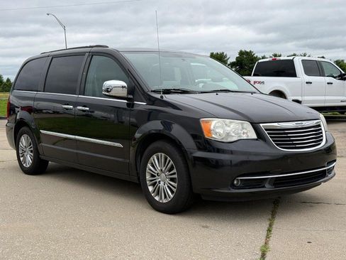 Used 2014 Chrysler Town & Country Touring-L w/ Driver Convenience Group FWD image 8