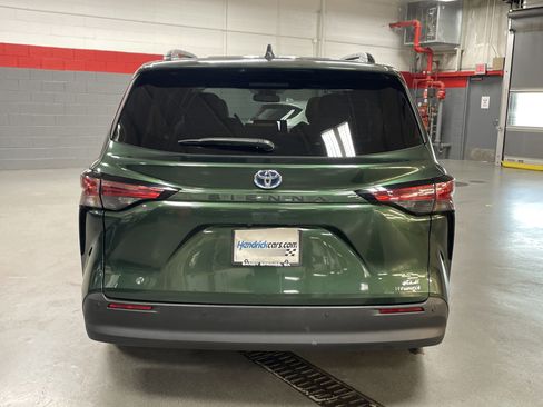 Certified 2022 Toyota Sienna XLE image 9