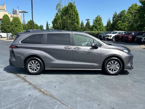 Used 2021 Toyota Sienna XLE w/ XLE Plus Package AWD/4WD image 3