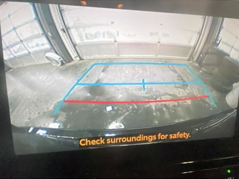 Used 2023 Toyota Highlander L image 27