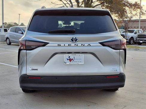 Used 2024 Toyota Sienna XLE image 7