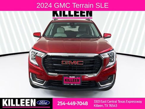 Used 2024 GMC Terrain SLE w/ Driver Convenience Package FWD image 2