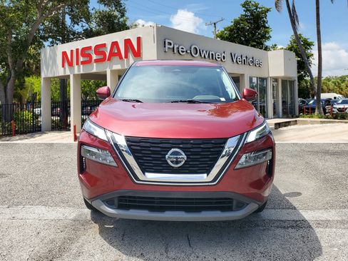 Used 2021 Nissan Rogue SV image 2
