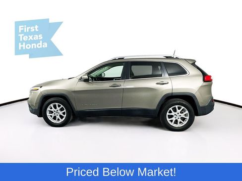 Used 2017 Jeep Cherokee Latitude w/ Comfort/Convenience Group image 4