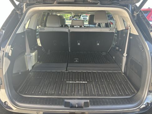 Used 2021 Toyota Highlander XLE AWD/4WD image 25