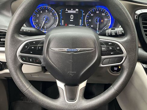 Used 2017 Chrysler Pacifica Touring FWD image 14
