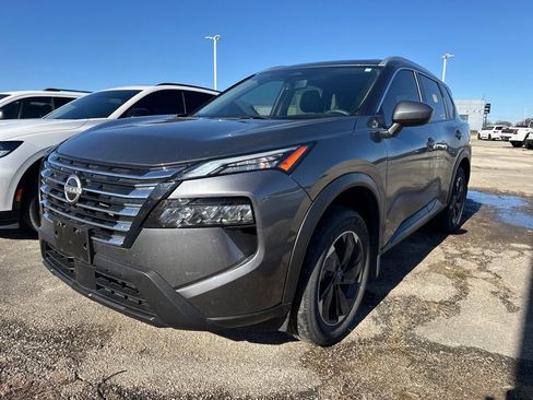 Used 2024 Nissan Rogue SV w/ SV Premium Package image 1