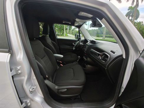 Used 2017 Jeep Renegade Altitude FWD image 37