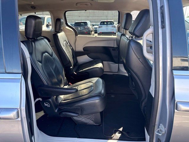 Used 2017 Chrysler Pacifica Touring-L FWD image 25