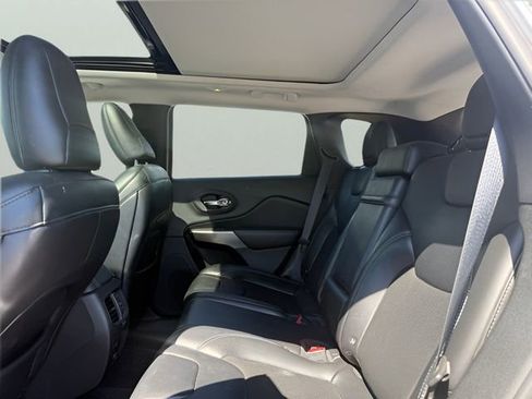 Used 2019 Jeep Cherokee Latitude Plus w/ Comfort/Convenience Group AWD/4WD image 11