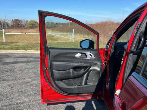 Used 2026 Chrysler Pacifica Limited w/ Uconnect Theater Family Group image 11