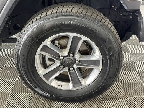 Used 2022 Jeep Wrangler Unlimited Sahara AWD/4WD image 11