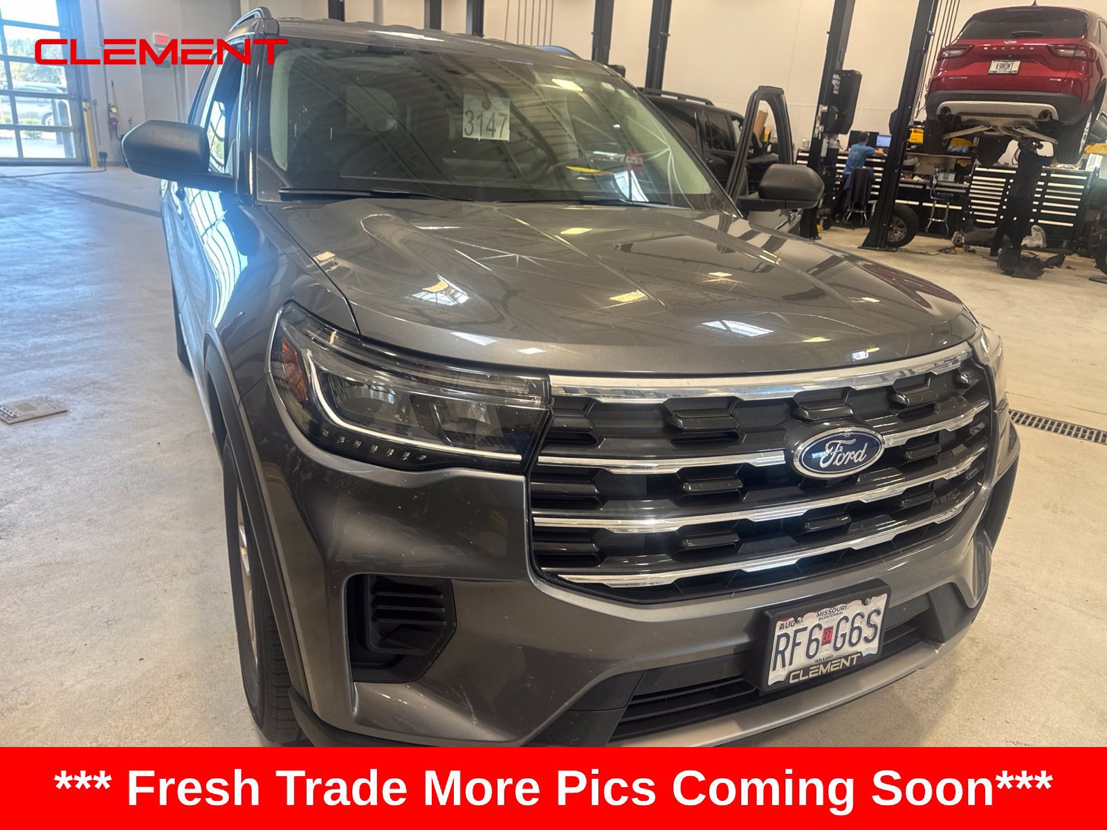 Used 2025 Ford Explorer Active AWD/4WD image 8
