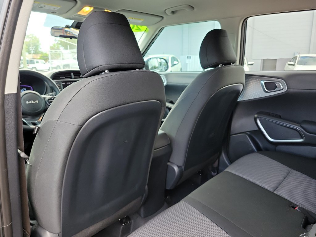 Used 2025 Kia Soul LX w/ LX Technology Package FWD image 11