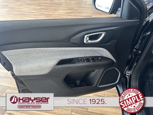 Used 2024 Jeep Compass Latitude AWD/4WD image 10