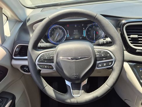 Used 2024 Chrysler Pacifica Touring-L FWD image 23