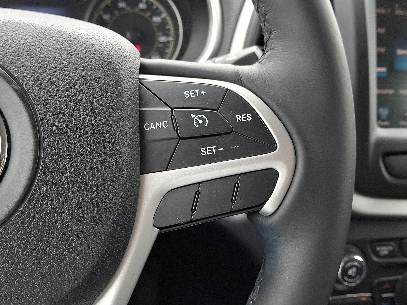 Used 2014 Jeep Cherokee Limited w/ Luxury Group AWD/4WD image 24