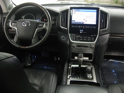 Certified 2017 Toyota Land Cruiser image 2