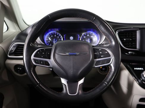 Used 2020 Chrysler Pacifica Touring-L FWD image 38