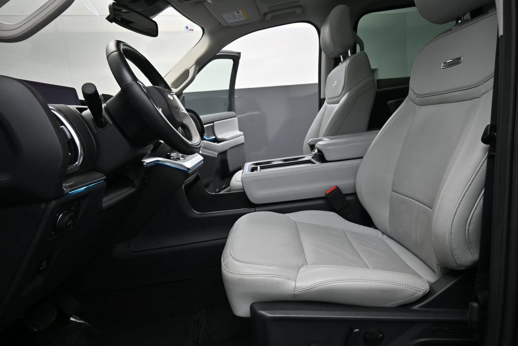 Used 2025 Ford Expedition Platinum w/ Driver's Package AWD/4WD image 10