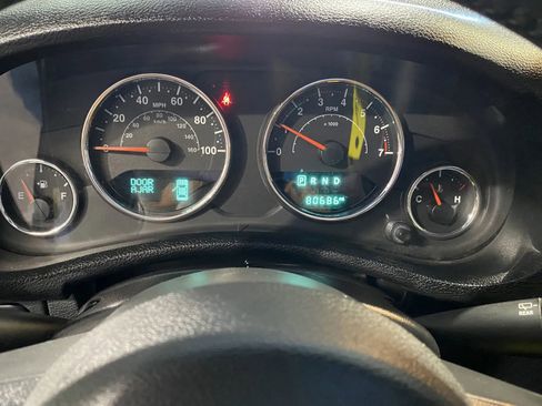 Used 2018 Jeep Wrangler Unlimited Rubicon w/ Connectivity Group image 13