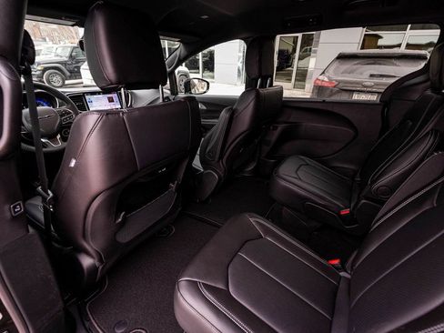 New 2026 Chrysler Pacifica Select AWD/4WD image 26