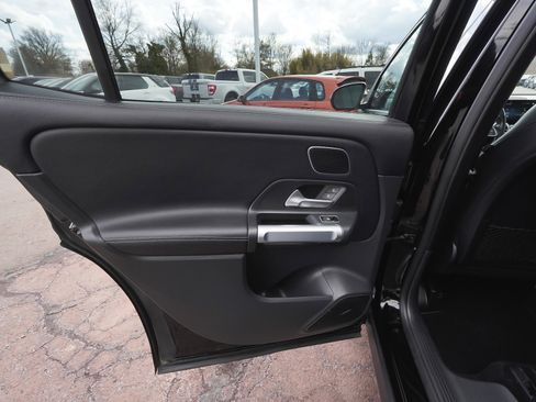 Used 2023 Mercedes-Benz GLB 250 4MATIC w/ Premium Package image 12