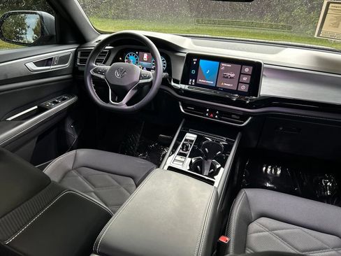 Used 2024 Volkswagen Atlas Cross Sport SE FWD image 9