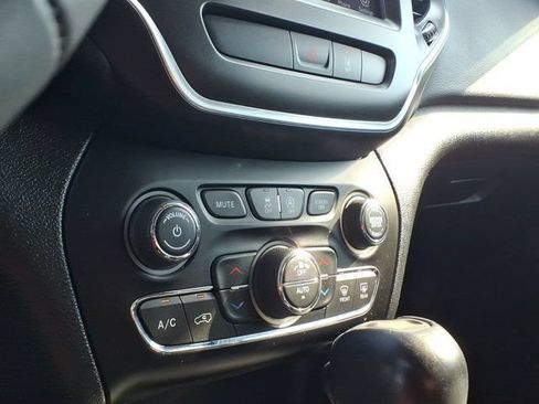 Used 2022 Jeep Cherokee Trailhawk AWD/4WD image 14