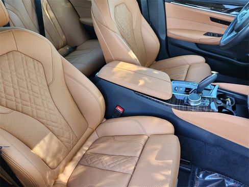 Used 2022 BMW 530e xDrive 530e iPerformance w/ M Sport Package image 18