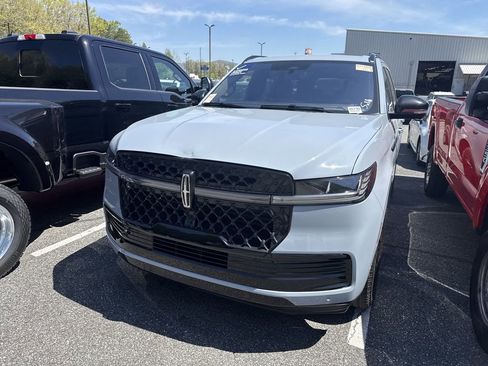 Used 2025 Lincoln Navigator Reserve w/ Jet Appearance Package image 6